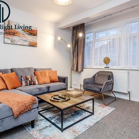 Dwellers Delight Living Ltd Serviced Accommodation Fabulous House 3 Bedroom, Hainault Prime Location ,Greater London With Parking & Wifi, 2 Bathroom, Garden Chigwell Exterior foto