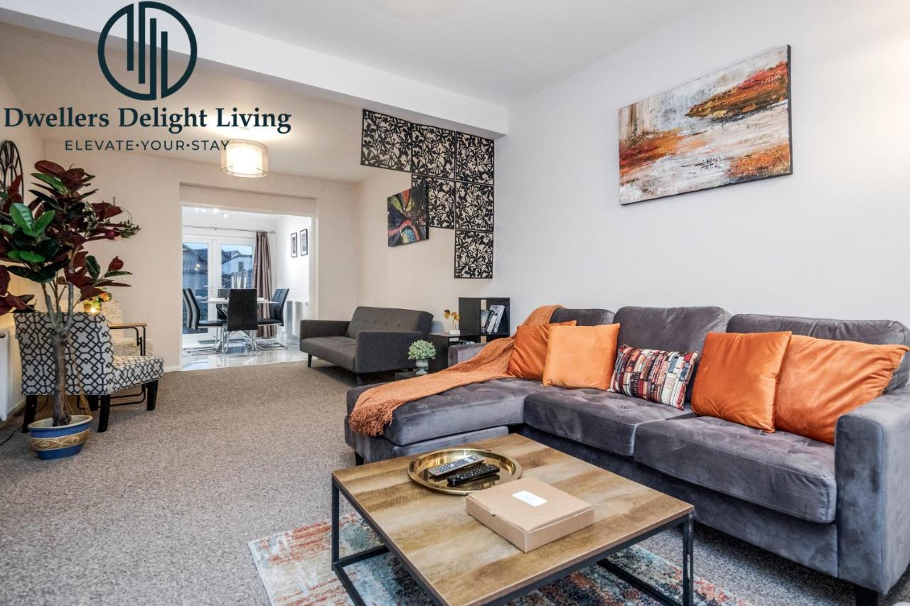 Dwellers Delight Living Ltd Serviced Accommodation Fabulous House 3 Bedroom, Hainault Prime Location ,Greater London With Parking & Wifi, 2 Bathroom, Garden Chigwell Exterior foto