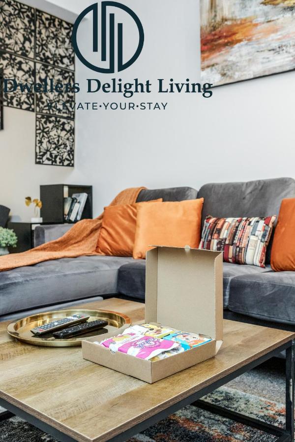 Dwellers Delight Living Ltd Serviced Accommodation Fabulous House 3 Bedroom, Hainault Prime Location ,Greater London With Parking & Wifi, 2 Bathroom, Garden Chigwell Exterior foto