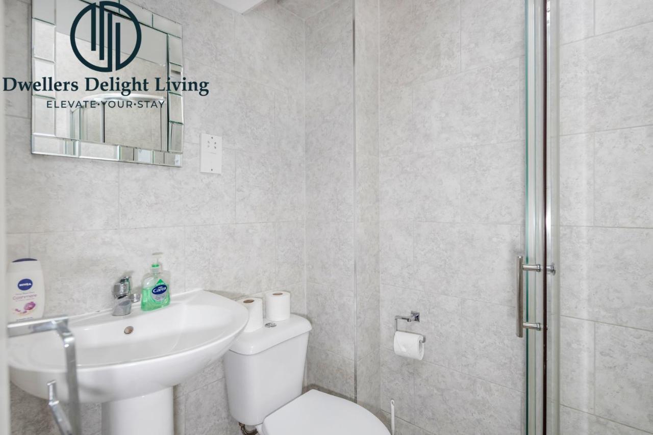 Dwellers Delight Living Ltd Serviced Accommodation Fabulous House 3 Bedroom, Hainault Prime Location ,Greater London With Parking & Wifi, 2 Bathroom, Garden Chigwell Exterior foto
