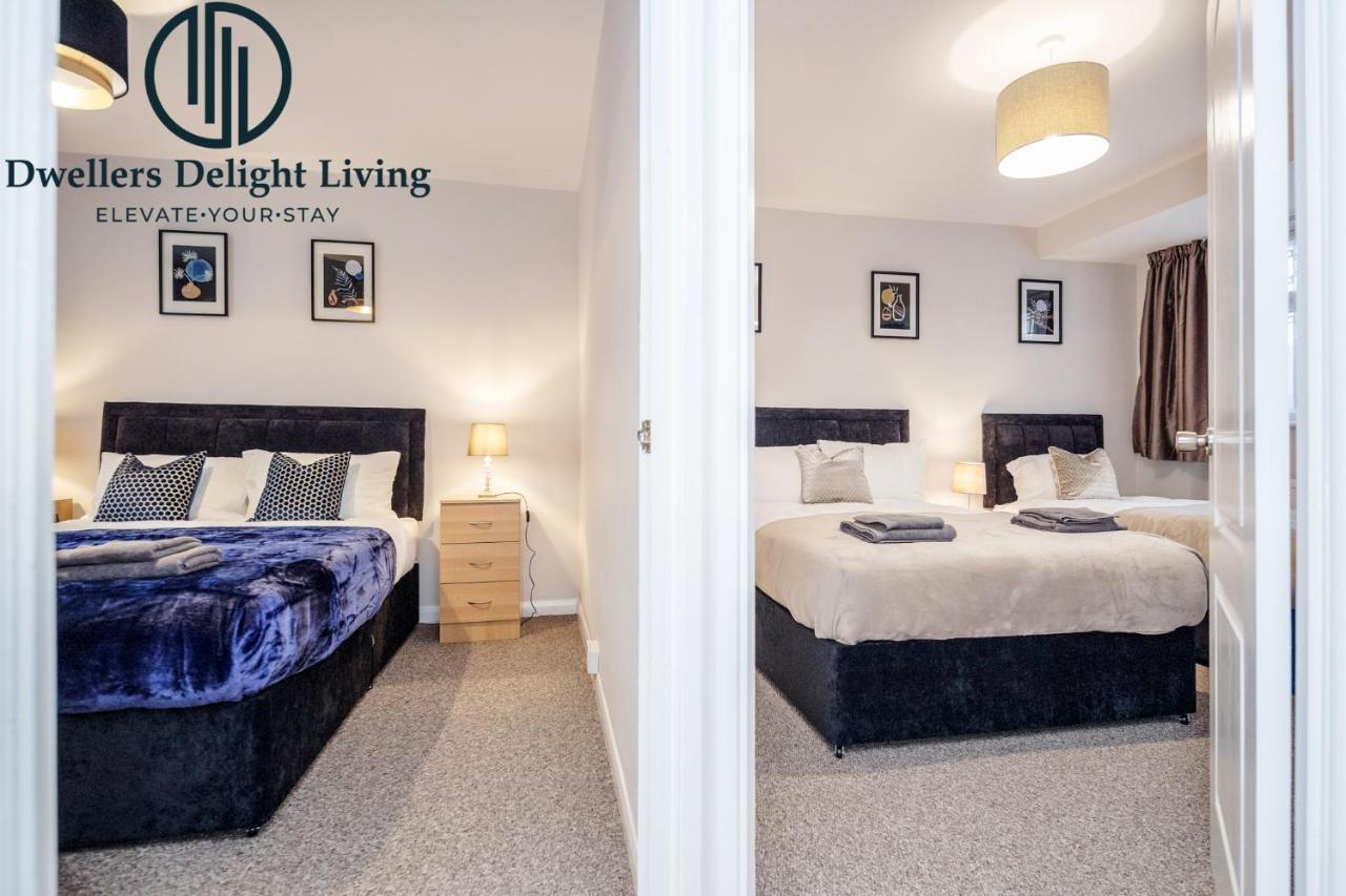 Dwellers Delight Living Ltd Serviced Accommodation Fabulous House 3 Bedroom, Hainault Prime Location ,Greater London With Parking & Wifi, 2 Bathroom, Garden Chigwell Exterior foto