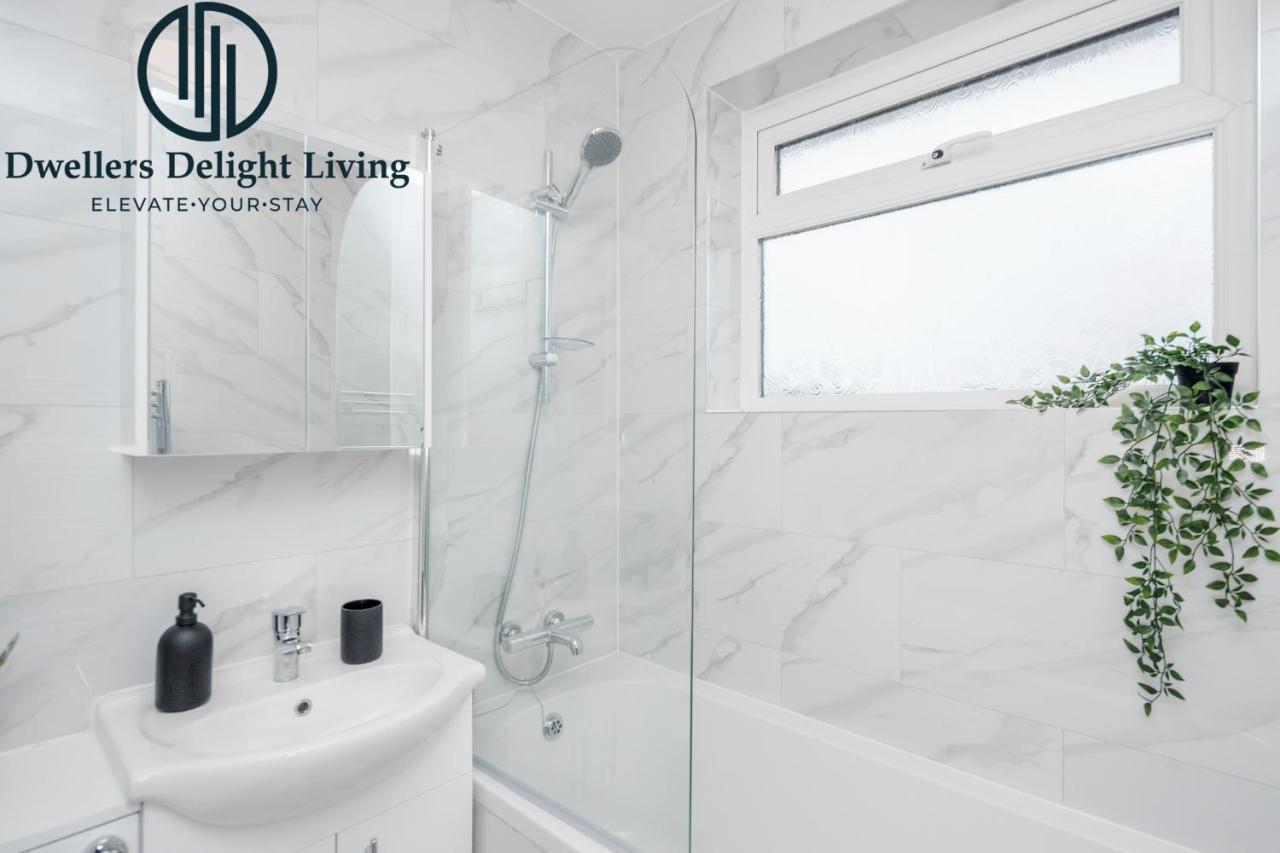 Dwellers Delight Living Ltd Serviced Accommodation Fabulous House 3 Bedroom, Hainault Prime Location ,Greater London With Parking & Wifi, 2 Bathroom, Garden Chigwell Exterior foto