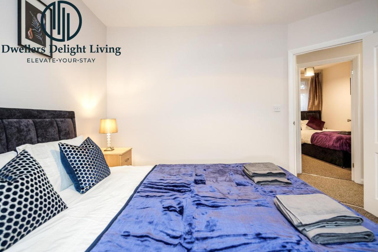 Dwellers Delight Living Ltd Serviced Accommodation Fabulous House 3 Bedroom, Hainault Prime Location ,Greater London With Parking & Wifi, 2 Bathroom, Garden Chigwell Exterior foto