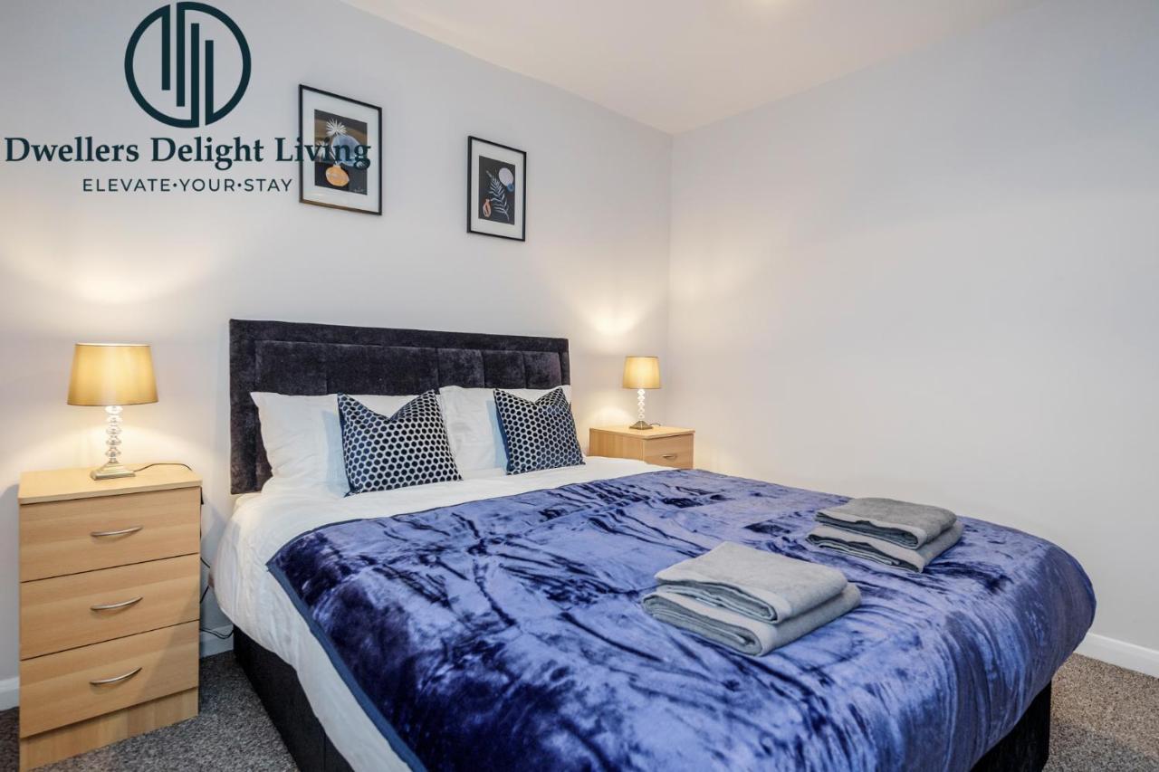 Dwellers Delight Living Ltd Serviced Accommodation Fabulous House 3 Bedroom, Hainault Prime Location ,Greater London With Parking & Wifi, 2 Bathroom, Garden Chigwell Exterior foto