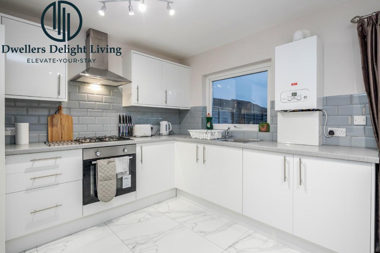 Dwellers Delight Living Ltd Serviced Accommodation Fabulous House 3 Bedroom, Hainault Prime Location ,Greater London With Parking & Wifi, 2 Bathroom, Garden Chigwell Exterior foto
