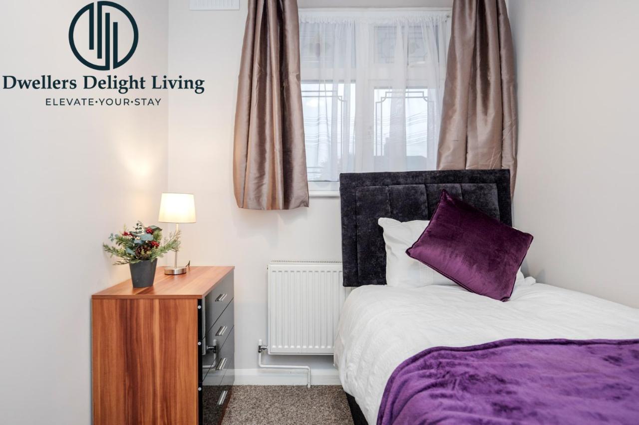 Dwellers Delight Living Ltd Serviced Accommodation Fabulous House 3 Bedroom, Hainault Prime Location ,Greater London With Parking & Wifi, 2 Bathroom, Garden Chigwell Exterior foto
