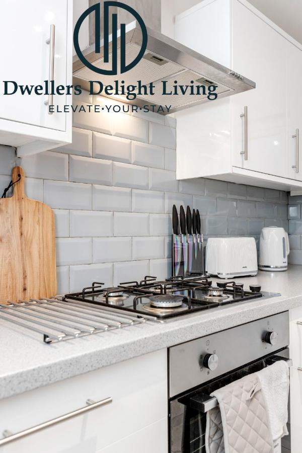 Dwellers Delight Living Ltd Serviced Accommodation Fabulous House 3 Bedroom, Hainault Prime Location ,Greater London With Parking & Wifi, 2 Bathroom, Garden Chigwell Exterior foto
