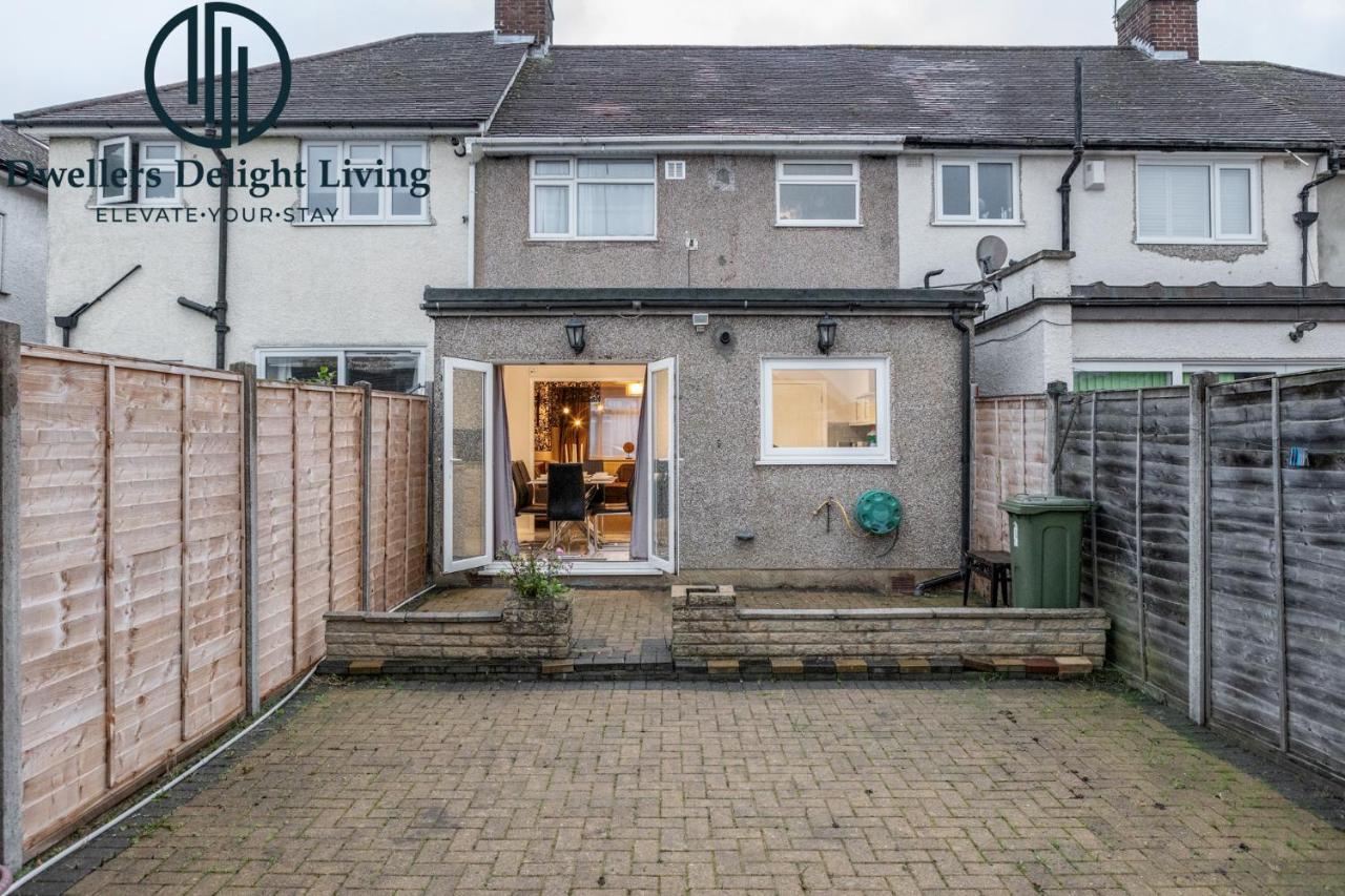 Dwellers Delight Living Ltd Serviced Accommodation Fabulous House 3 Bedroom, Hainault Prime Location ,Greater London With Parking & Wifi, 2 Bathroom, Garden Chigwell Exterior foto