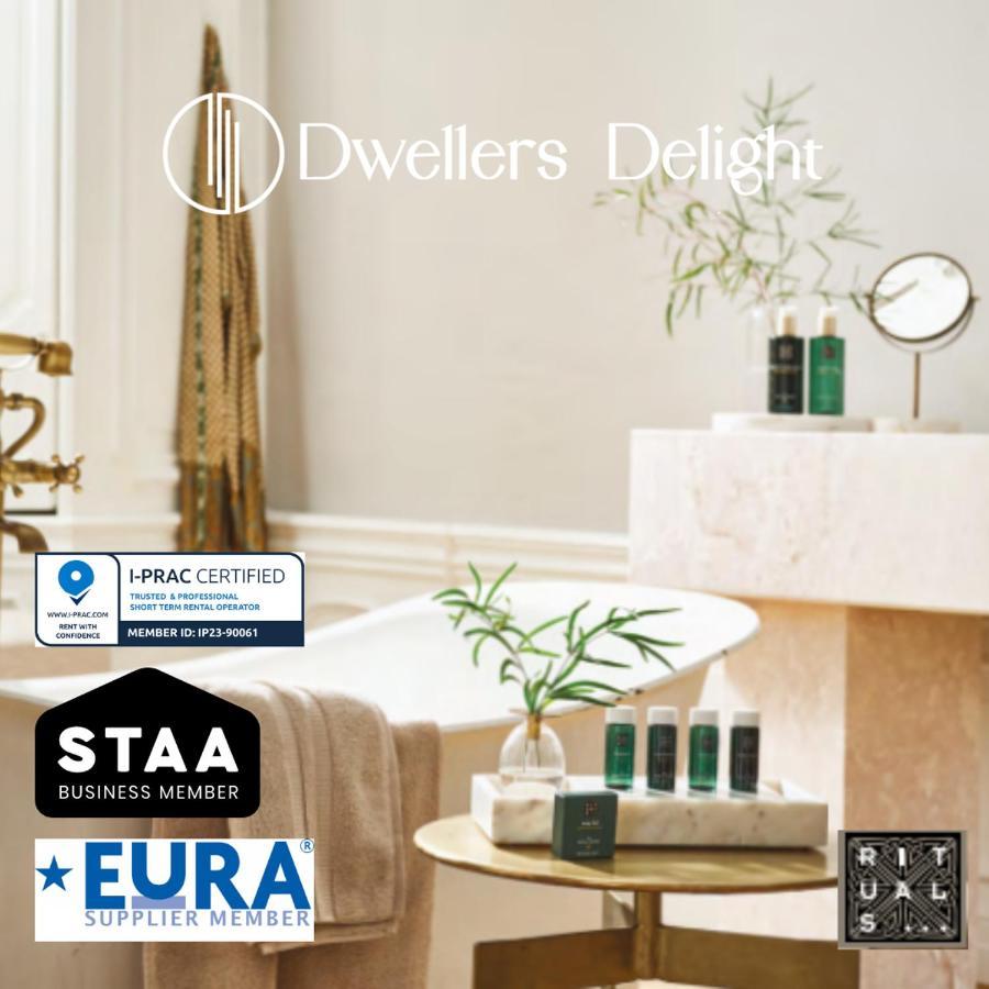 Dwellers Delight Living Ltd Serviced Accommodation Fabulous House 3 Bedroom, Hainault Prime Location ,Greater London With Parking & Wifi, 2 Bathroom, Garden Chigwell Exterior foto